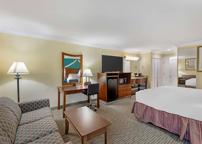 Best Western Harbour Inn & Suites Huntington - Sunset Beach